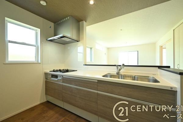 ファーストタウン学園緑ケ丘 １号棟 ／新築一戸建の内観：施工例|■静音シンク、人工大理石天板のシステムキッチンは浄水機能付です！■