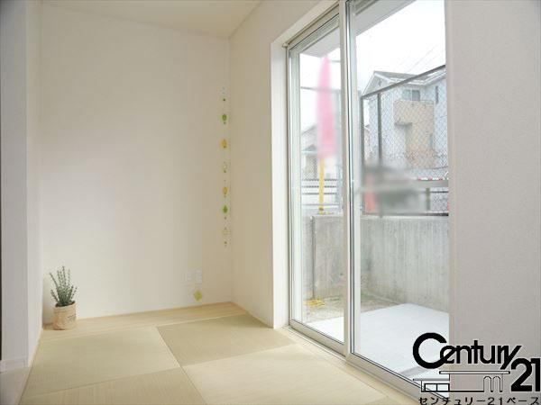 ファーストタウン学園緑ケ丘 １号棟 ／新築一戸建の内観：施工例|■リビング横には便利なタタミコーナーを完備！■