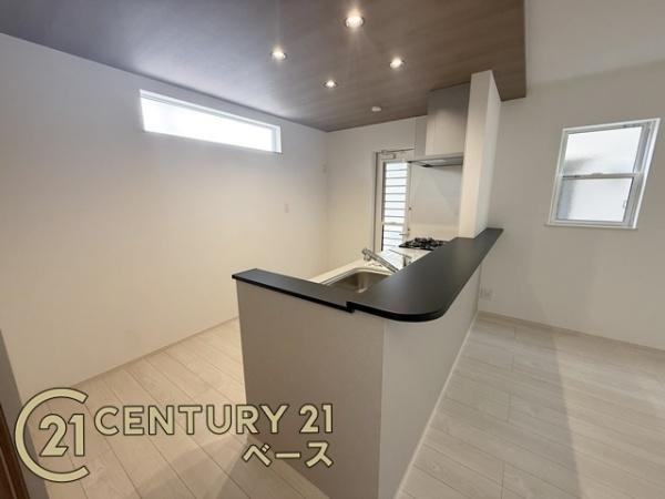 ファーストタウン学園緑ケ丘 １号棟 ／新築一戸建のキッチン|■家族とのコミュニケーションがとりやすい人気の対面式カウンターキッチン！