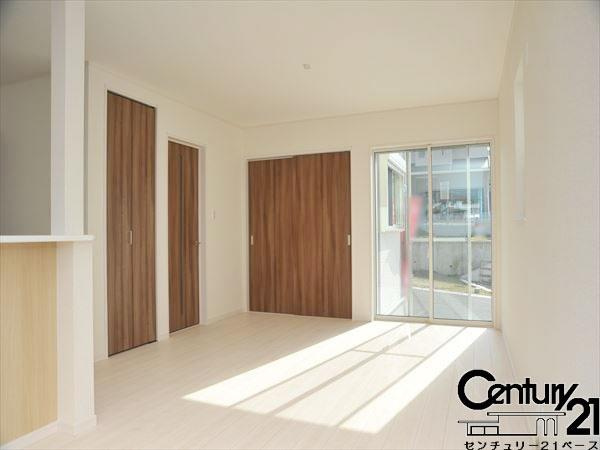 ファーストタウン右京 １号棟 ／新築一戸建の内観：施工例|■窓ガラスは紫外線７６％カットで安心のLOW-Eペアガラスを採用！結露防止にも効果的です！■