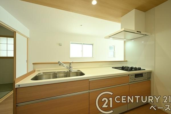 ファーストタウン右京 １号棟 ／新築一戸建の内観：施工例|■静音シンク、人工大理石天板のシステムキッチンは浄水機能付です！■