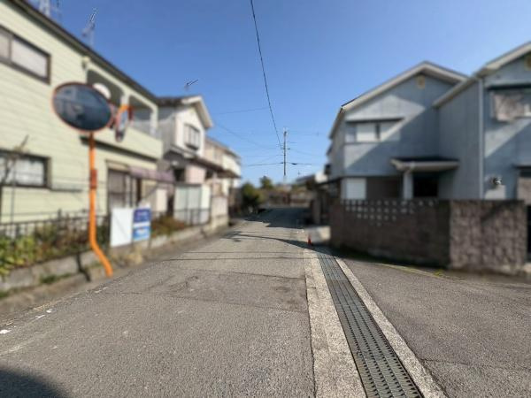 岩出市岡田　中古戸建の前面道路含む現地写真