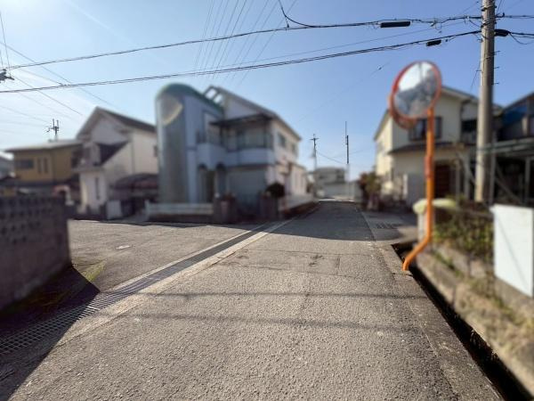 岩出市岡田　中古戸建の前面道路含む現地写真