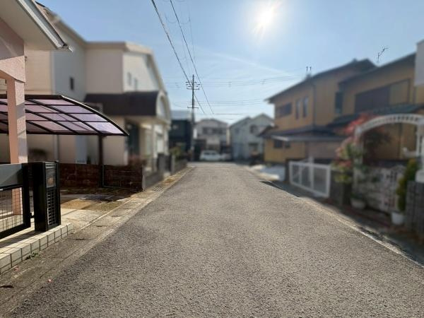 岩出市岡田　中古戸建の前面道路含む現地写真