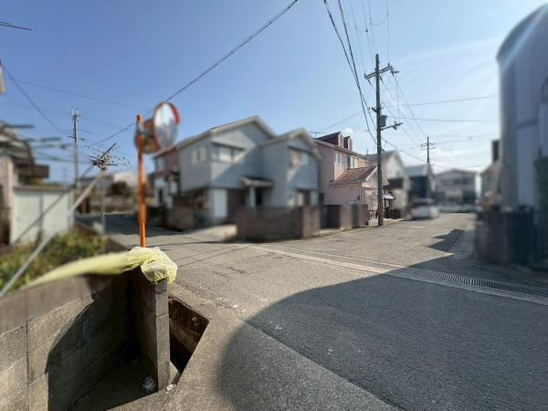 岩出市岡田　中古戸建の前面道路含む現地写真