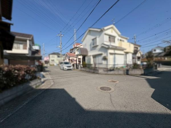 岩出市岡田　中古戸建の前面道路含む現地写真