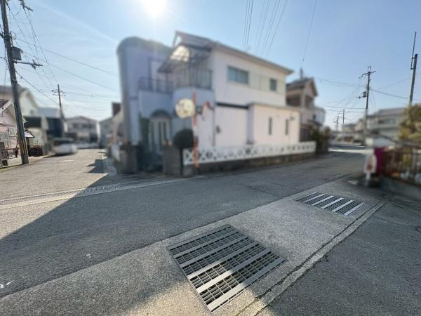 岩出市岡田　中古戸建の前面道路含む現地写真