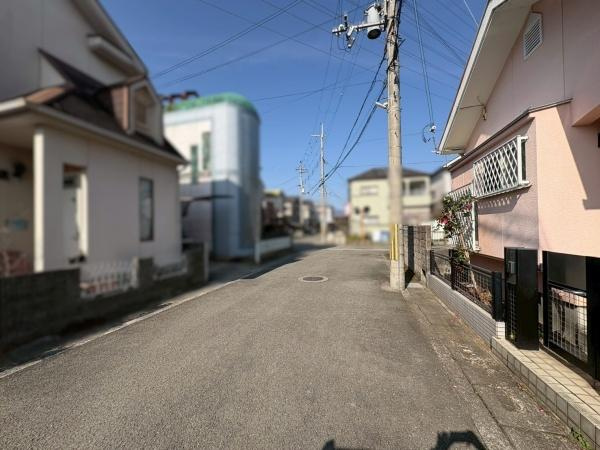 岩出市岡田　中古戸建の前面道路含む現地写真