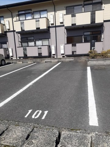 ルナハウスの駐車場