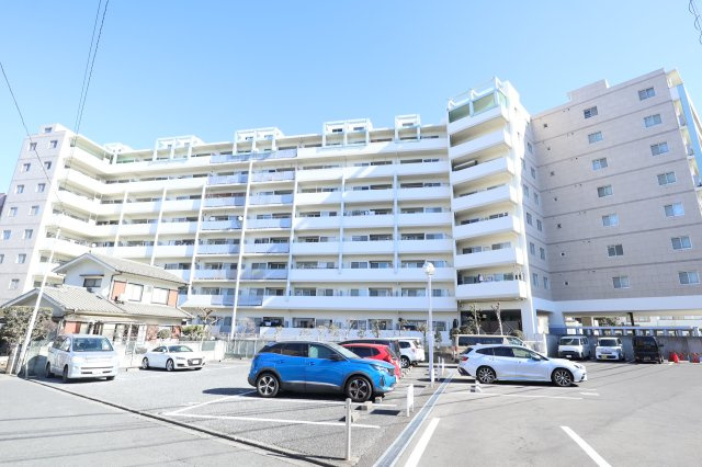 プルミエール入間シティの外観|8階建て200世帯は全戸ファミリータイプですので、管理組合の運営もスムーズ。エレベーター9人乗りが2基。有線放送が室内や浴室に流れますのでお好みの音楽でくつろげます。（2026年1月撮影）