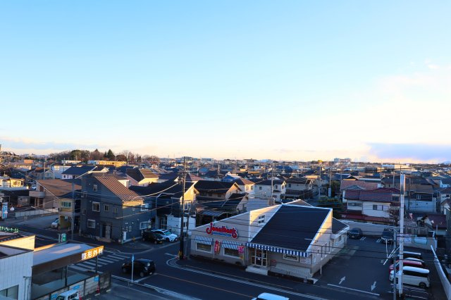 プルミエール入間シティの展望|室内から外を見た景色です。バルコニーに出なくても周辺は低層の戸建てが並び、開放感と日当りに恵まれた、くつろげるお部屋です。時期によっては花火が上がり、ご友人と一等席が楽しめます。（2025年1月撮影）