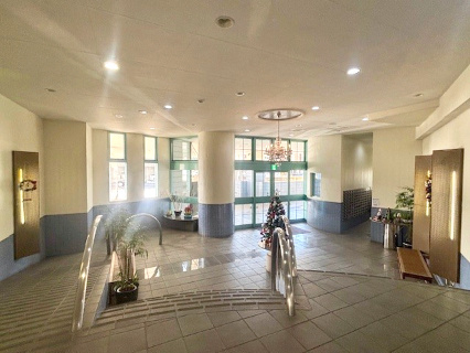 プルミエール入間シティのエントランス|エントランス内部は窓が大きく、円柱とセパレートクロスの内装、階段とスロープで立体感を
演出。洋風建築が居住者には嬉しく、友人を招きたくなります。（2025年12月撮影）