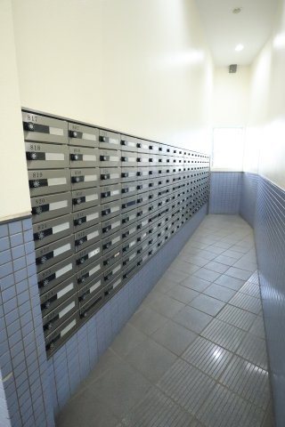 プルミエール入間シティの設備|エントランス内側のポスト受取側です。（2026年1月撮影）