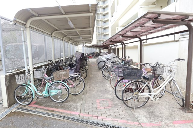 プルミエール入間シティの駐輪場|ゆとり有る自転車置場を用意いています。（2026年1月撮影）