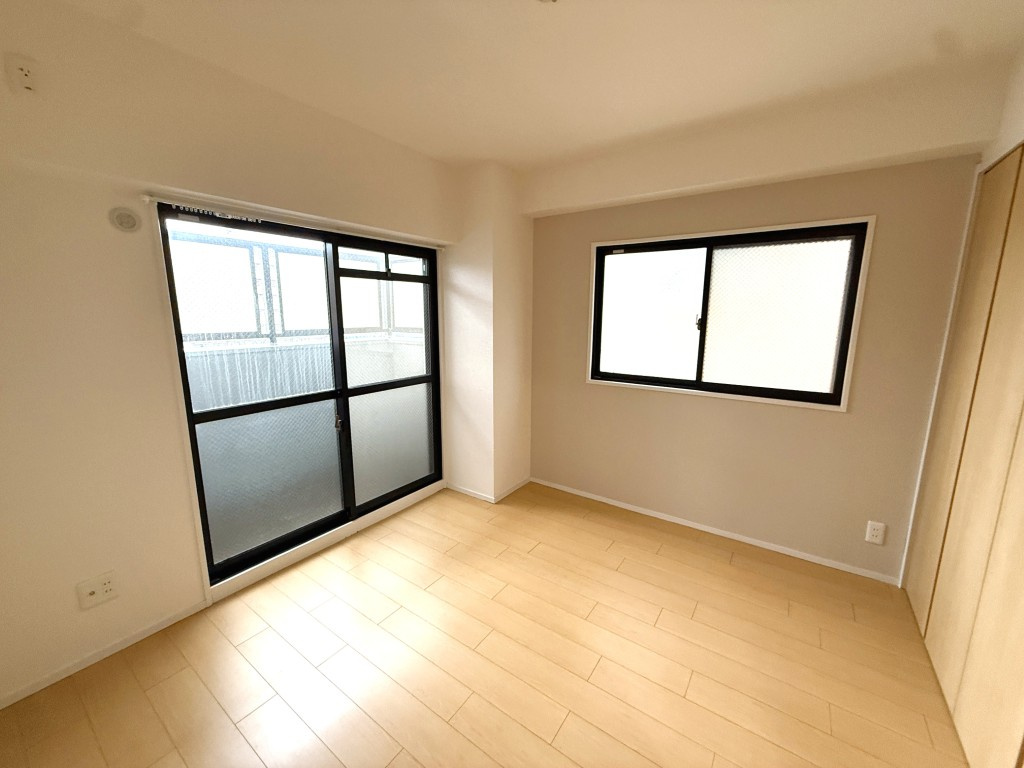 ラフィナス守山の洋室