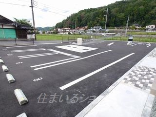安芸高田市吉田町常友のアパートの駐車場