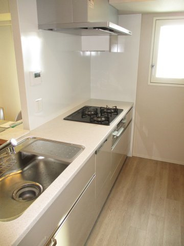 【キッチン】 | ブランズ新札幌 | ●自然光で明るい窓付きの対面キッチン(食器洗浄乾燥機・浄水器付)
●キッチンパネルはホーロー製、マグネット対応
●収納キャビネットや吊戸棚の扉はソフトクローズ採用
●キッチン上部の吊戸棚は耐震ラッチ付