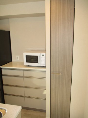 【キッチン】 | ブランズ新札幌 | ●キッチンをすっきり使えるカップボード・パントリー付