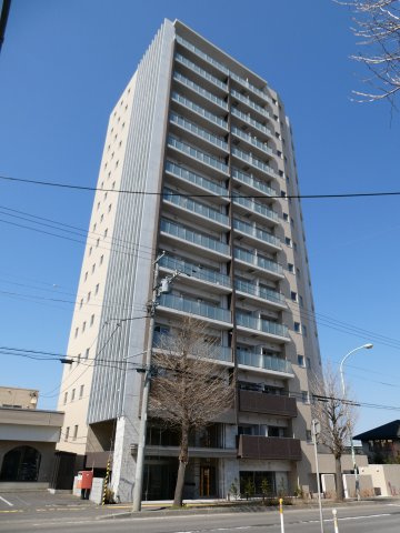 【外観】 | ブランズ新札幌 | ●2023年(令和5年)11月築、低炭素建物・ZEH－M Orienteの認定を取得
●外壁は重厚感のあるタイル張り
