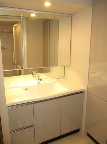 【独立洗面台】 | ブランズ新札幌 | ●ワイドミラー＆三面鏡収納付！スクエアボウル一体型人造大理石カウンターのシャンプードレッサー
●ユーティリティには収納に便利なリネン庫＆吊戸棚付き