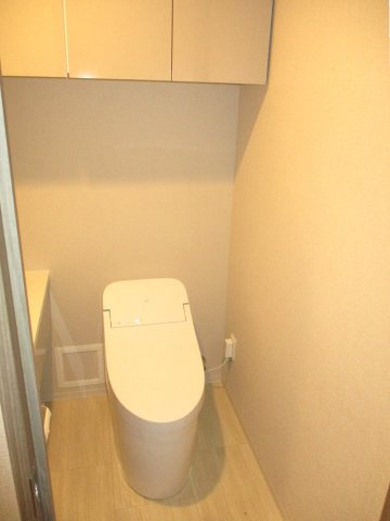 【トイレ】 | ブランズ新札幌 | ●掃除のしやすいタンクレストイレ
●手洗いカウンター付、下部には収納スペースを確保
●トイレ用品の収納に便利な吊戸棚設置