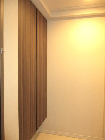 【玄関】 | ブランズ新札幌 | ●大型シューズボックス付
●人感センサー付照明採用
●ダブルロック玄関ドア
●ホールには停電時も安心のフットライト付