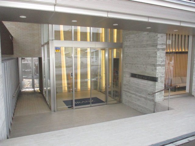 【エントランス】 | ブランズ新札幌 | ●セキュリティ充実！エントランスホールのほか、エレベーター・駐車場に防犯カメラ設置
●2層吹抜の開放的なエントランス