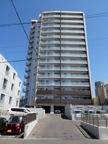 【エントランス】 | ブランズ新札幌 | ●セキュリティ充実！エントランスホールのほか、エレベーター・駐車場に防犯カメラ設置
●2層吹抜の開放的なエントランス