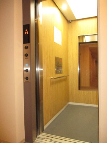 【その他共用部分】 | ブランズ新札幌 | ●セキュリティ充実！エレベーターのほか駐車場・エントランスに防犯カメラ設置　