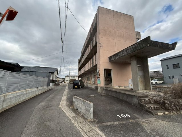 亀山市一棟マンションの駐車場