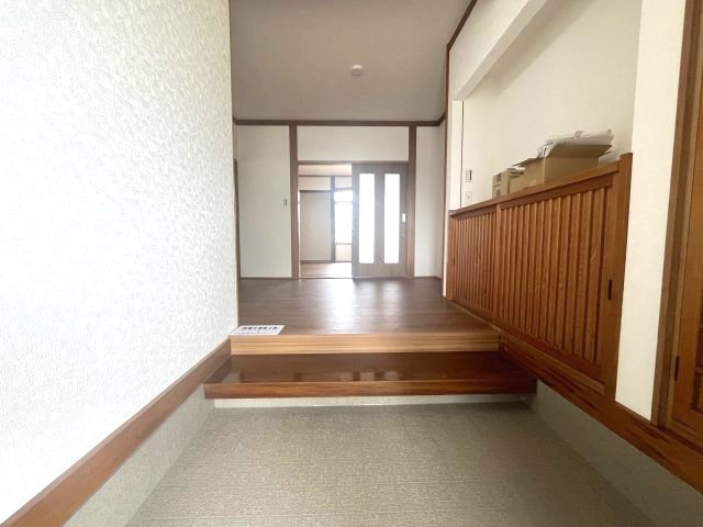 寒河江市大字西根字高畑123-1　中古住宅の玄関