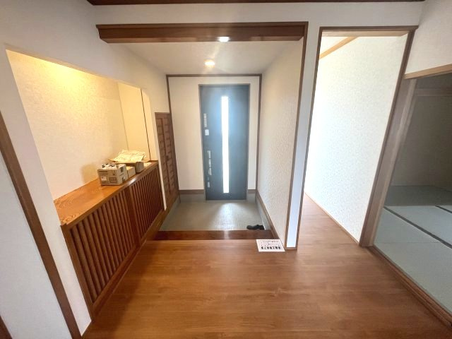 寒河江市大字西根字高畑123-1　中古住宅の玄関|広々とした玄関ホールです