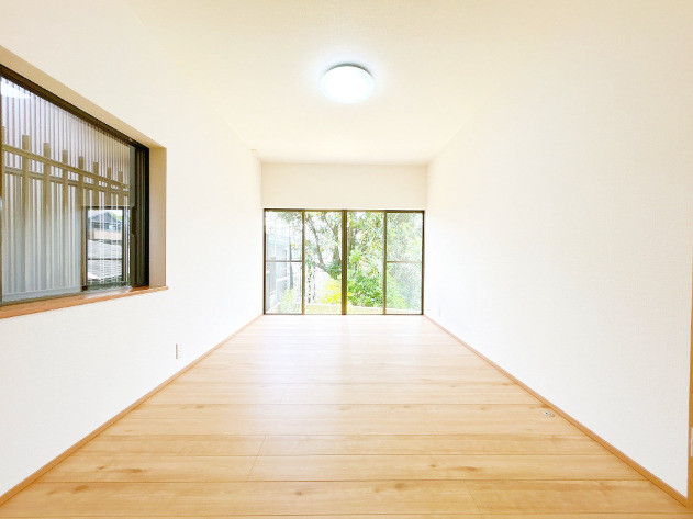 高知市福井町　中古一戸建ての洋室|フローリング施工でベッドやデスクも置きやすい空間に。