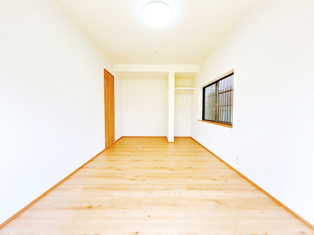高知市福井町　中古一戸建ての洋室|服や荷物をサッと出し入れできるオープンタイプの収納を新設。