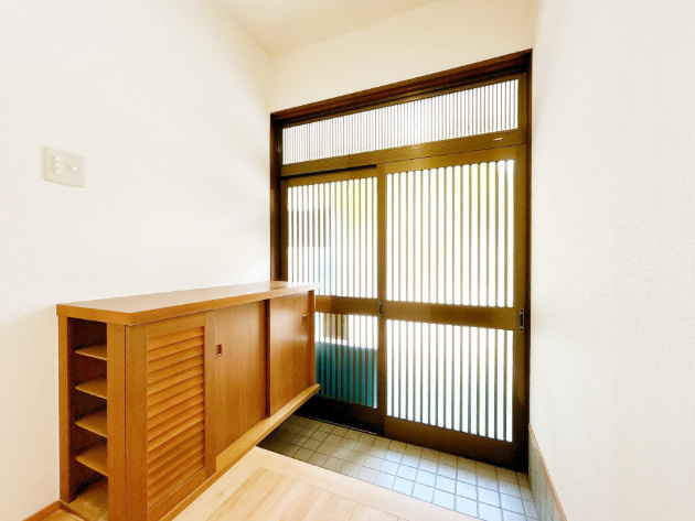 高知市福井町　中古一戸建ての玄関|床・クロス張替え済みで明るい印象。便利なシューズボックス付き。