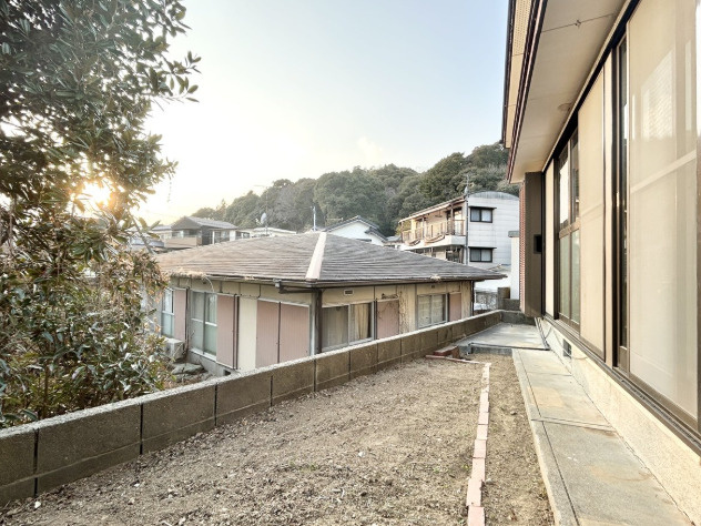 高知市福井町　中古一戸建ての庭|南側に位置し、陽当たり良好です。