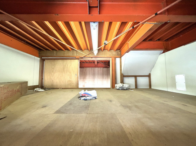 高知市福井町　中古一戸建ての収納|車庫内に設けた収納スペース。工具やアウトドア用品の保管に便利です。