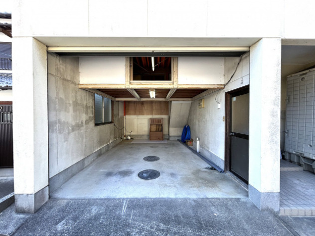 高知市福井町　中古一戸建ての駐車場|車から室内へスムーズに出入りできるビルトインガレージ！駐車場は幅約約3.2ｍ×奥行約5ｍです。高さも約2ｍあります。