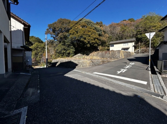 高知市福井町　中古一戸建ての前面道路含む現地写真|前面がT字路になっており、駐車しやすいです◎