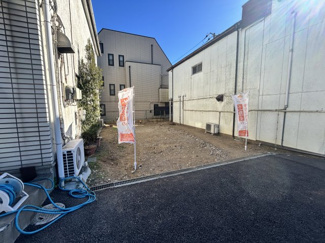 【前面道路含む現地写真】 | 会話が弾むリビング、料理が愉しくなるキッチン、明日への活力を養うベッドルーム。家はただ生活する場ではなく、暮らしを愉しく、快適にする場所。四季を通じて自然と触れ合えるスポットが周辺には盛りだくさん！！