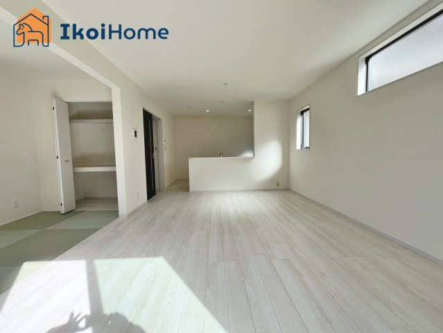 魚住町西岡22期　新築戸建　のキッチン|◆同社施工例◆キッチンと同色のカップボードの設置依頼を承ることが多いです。お気軽にご相談下さいませ