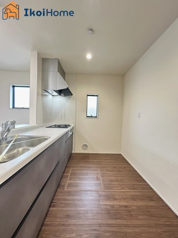 魚住町西岡22期　新築戸建　のキッチン|【ホームページに現地動画掲載中】●年中無休：当日予約可●お子様と並んで料理をしてもゆとりのキッチン
