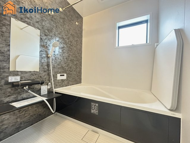 魚住町西岡22期　新築戸建　の浴室|【ホームページに現地動画掲載中】●年中無休：当日予約可●小窓ございますので通気・換気良好です。