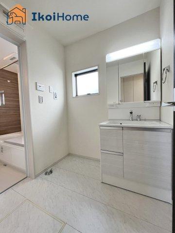 魚住町西岡22期　新築戸建　のトイレ|◆同社施工例◆トイレが2か所あるので夜中も安心です。朝のトイレ渋滞も心配いりません。