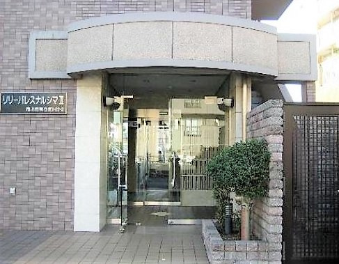 リリーパレスナルシマⅢのエントランス