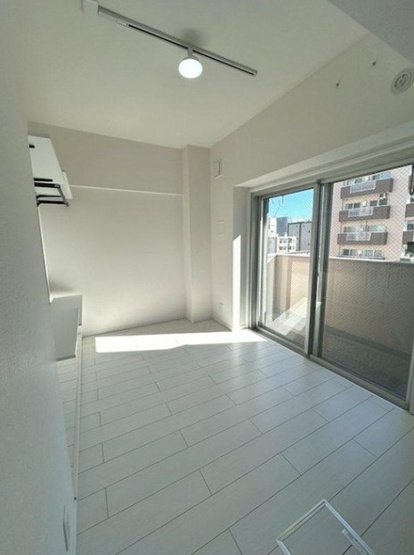 【居間・リビング】 | チサンマンション板橋 | 太陽の光をスマートにリビングへ。時によって変化をもたらす採光。