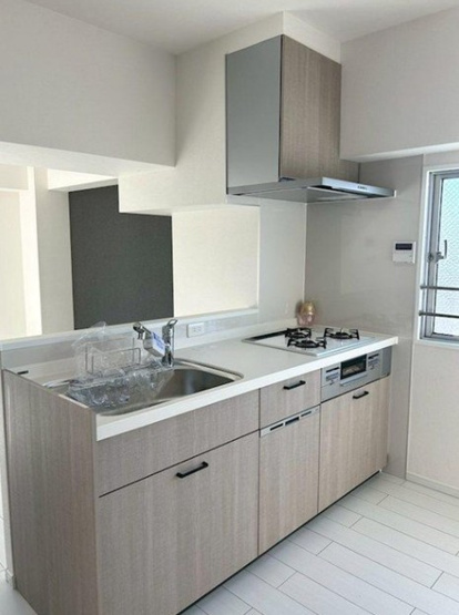 【キッチン】 | チサンマンション板橋 | 家族の顔も見れて安心、対面式・浄水器付き３口コンロのシステムキッチンを採用！