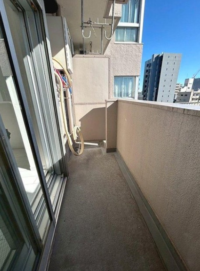 【バルコニー】 | チサンマンション板橋 | バルコニー面、壁一面の掃き出し窓からたくさんの陽の光が入ってまいります！