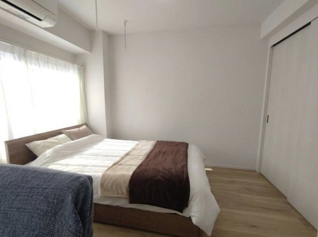 エクレール大倉山の洋室|室内干し用ホスクリーン（吊り下げ金具）完備で、共働き世帯や雨の日のお洗濯も安心の機能性です。