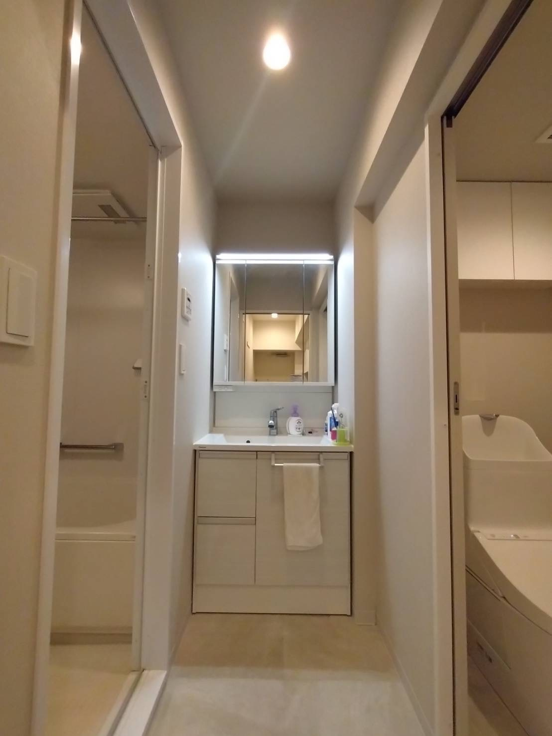 エクレール大倉山の洗面所|鏡の裏にたっぷり収納できる三面鏡を採用し、生活感を隠してスッキリとした空間を保てます。